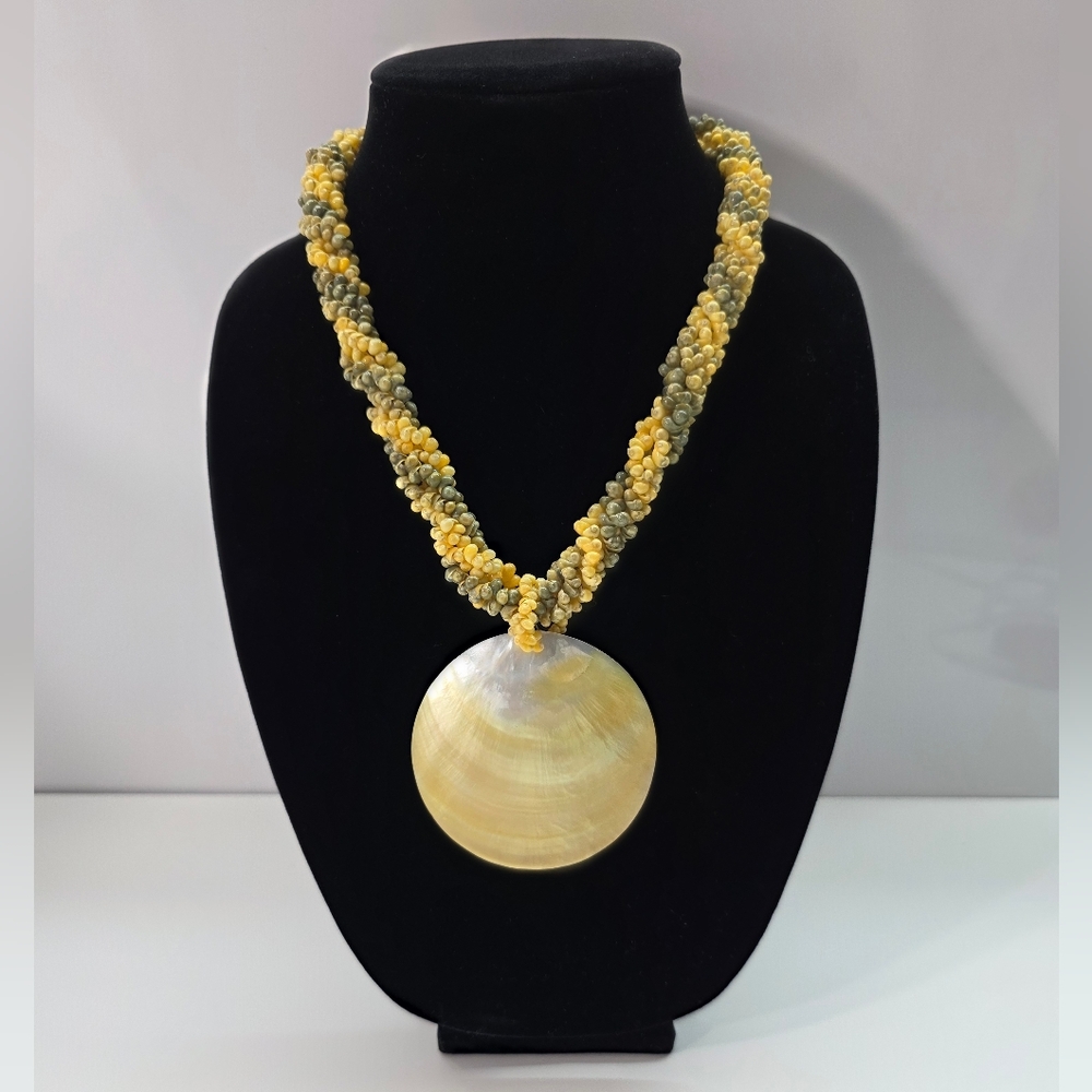 Vintage Hawaiian Shell Lei Necklace Mother of Pearl Pendant Yellow Green Beaded